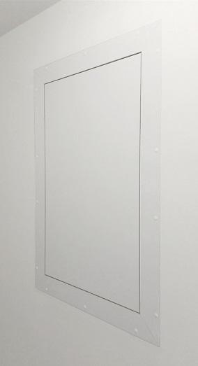 ERK-Klappe weiß eingebaut in weißer Wand Brandetage Dr. Ermer GmbH TROX RDA Rauchschutz-Druck-Anlage 