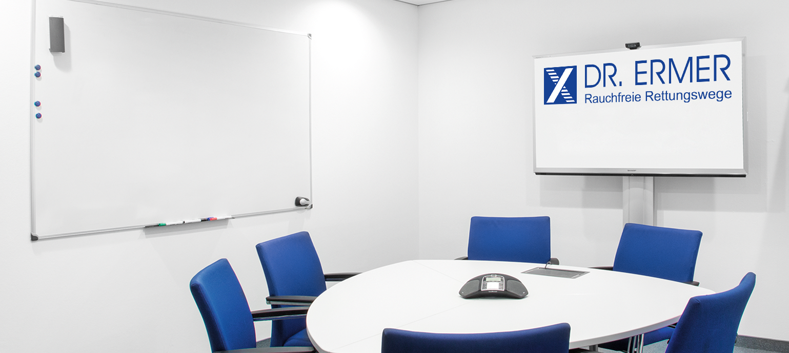 Dr. Ermer GmbH TROX RDA Rauchschutz-Druck-Anlage Rauchfreie Rettungswege, Konferenzraum blaue Stühle 